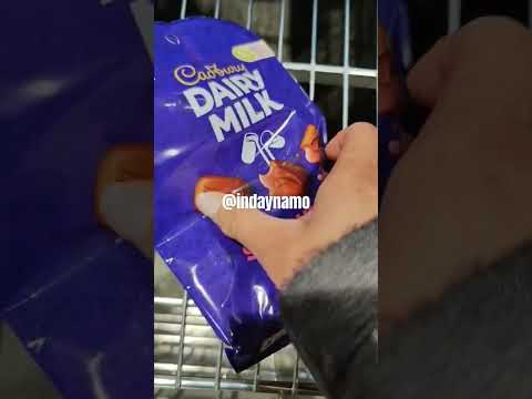 CADBURY DAIRY MILK STRAWBERRY BITES! #satisfying #cadbury #strawberry #dairymilk #food #shorts