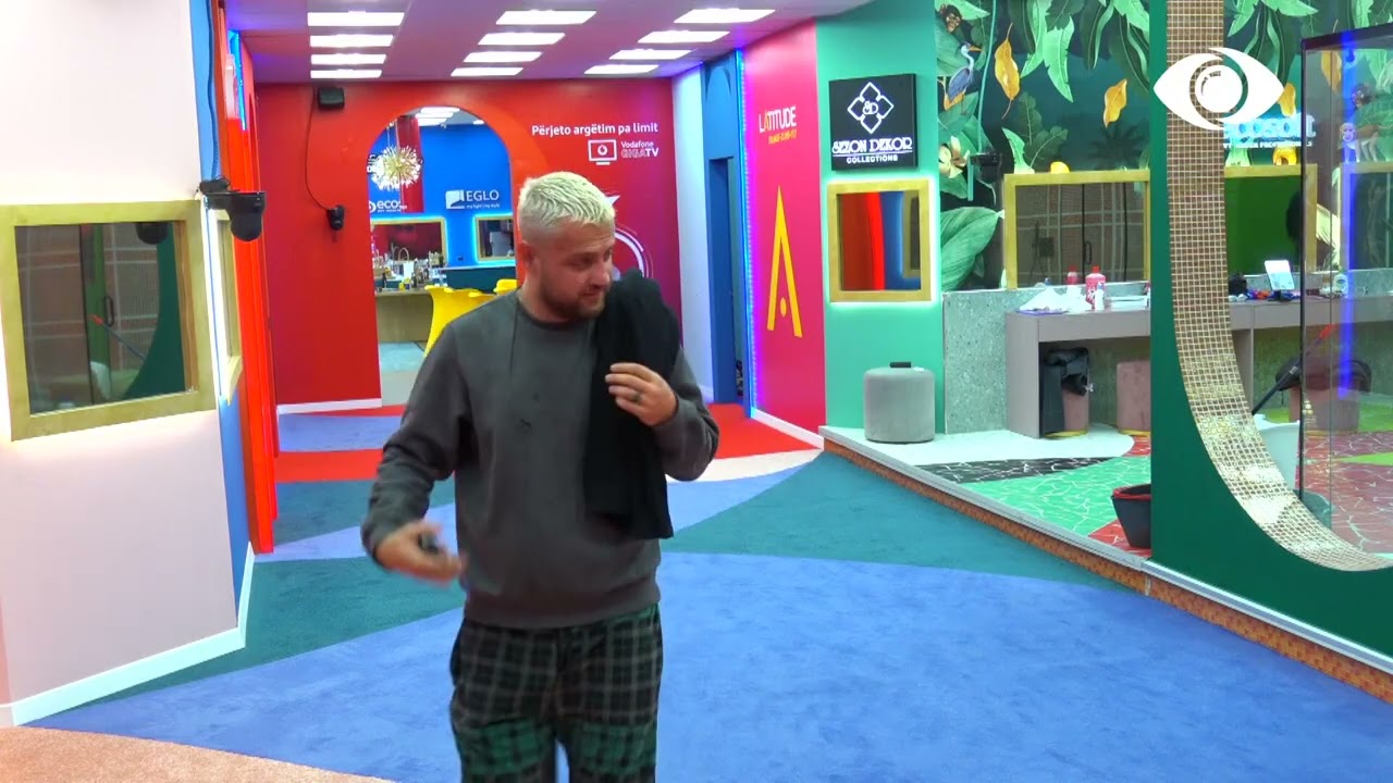 Tea në gjumë, Luizi e përkëdhel për ta zgjuar