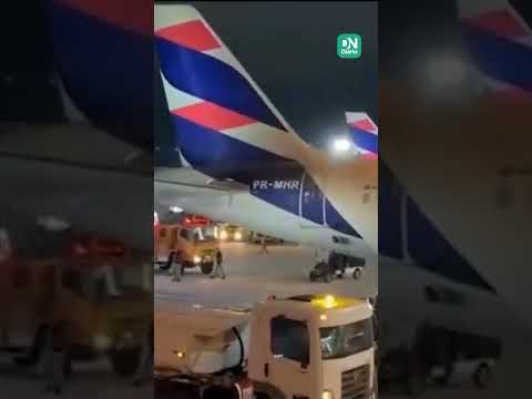 Passageiros são retirados de avião após incêndio em esteira de bagagem