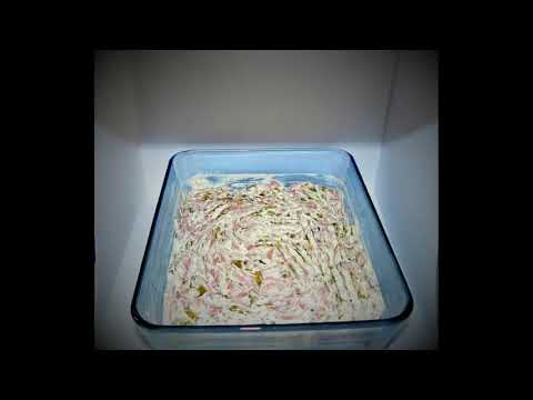 Fleischsalat ohne Mayonnaise, selbst gemacht. Auch für russisch Ei, Russische Eier. Meat Salad