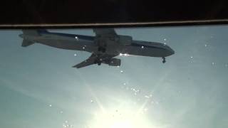 preview picture of video '【珍景】高速道路走行中に、上空を低空飛行して富山空港に着陸するANA機'
