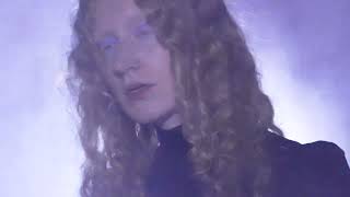 Video zu 'Lights Off' ansehen