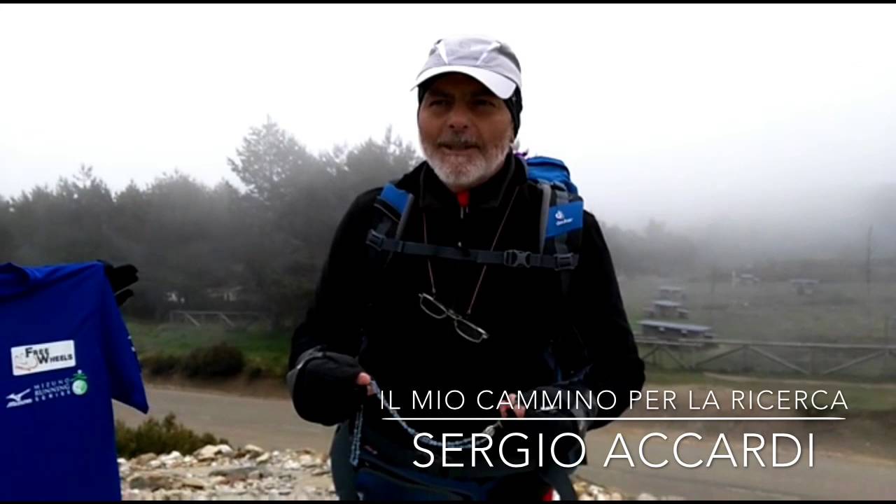 Sergio Accardi sul cammino per Santiago a La Cruz de Hierro