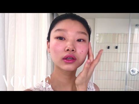 モデルユン・ヨンペのクールガールなキラキラアイズと赤リップスティックガイド｜美容の秘密｜VOGUE (Model Yoon Young Bae’s Guide to Cool-Girl Glitter Eyes and Red Lipstick | Beauty Secrets | Vogue)