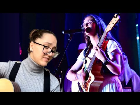 Sfidohet Klea Chutra, këndon live “Ajo më mbyti” me kitarë