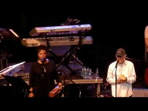 'The Man' Michael Franks - "Rainy Night In Tokyo" (LIVE)