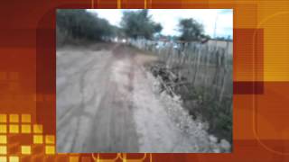 preview picture of video 'Caminhão Pipa do PAC 2 flagrado regando estrada de acesso a parque de vaquejada em Esperantina'