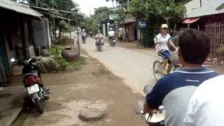 preview picture of video 'Moto ride through Ben Tre Island - Vietnam - Sandra and Boris'