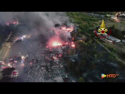 Roma Loc. Centocelle - Vasto incendio autodemolizioni su Via Palmiro Togliatti - www.HTO.tv