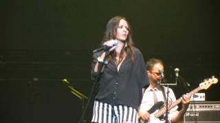 Sara Evans Singing  "Real Fine Place to Start" Live 26.9.2013