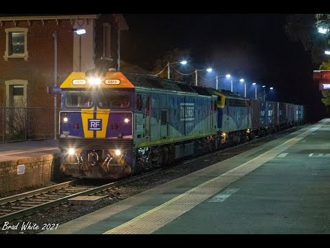 G515 and B80 on QUBE's 9076 Deniliquin rice train at Kangaroo Flat- 26/8/21