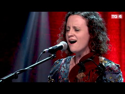 'The River Lea' :  Mick Moloney's 'Green Fields of America' featuring Liz Hanley.