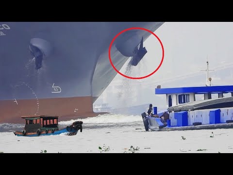 The Giant Ship Docked Suddenly Dropped Anchor, The Wooden Boat Speeded Up  | 4K Shipspotting