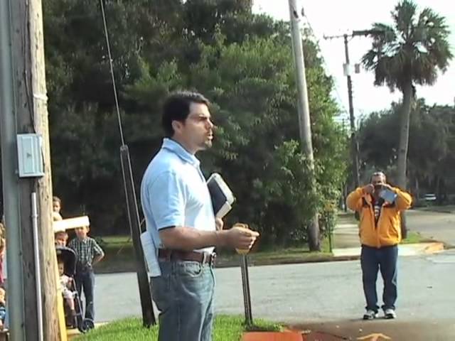 Video: Pro-life picket of Planned Parenthood CEO Susan Idtensohn's residence - 10/29/2011 