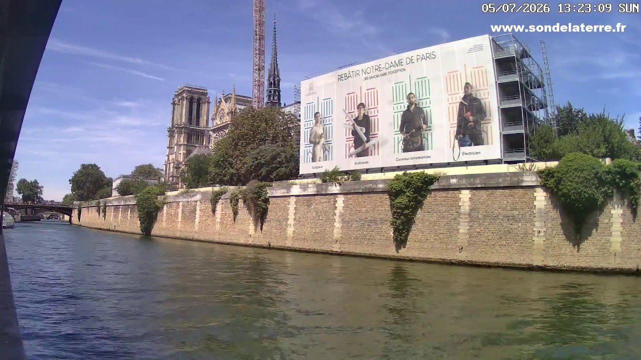 Live webcam view of Notre-Dame Cathedral on the Seine