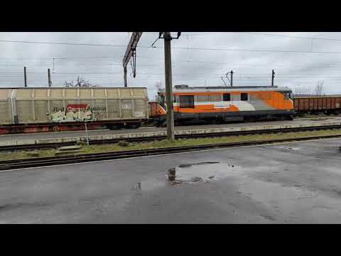 Tren de marfa MMV trece prin Suceava Nord cu locomotiva diesel - electrica 60-1656-7 - 16.03.2021