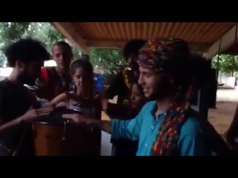 Saravashivaya, Pai Tomé doa atabaque para acompanhá-los