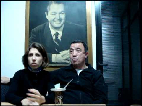 Amparo Gonzalez y Ricardo Gonzalez Longo en la oficina del Centenario