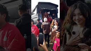 Download lagu Artis adella turun dari angkutan mp3