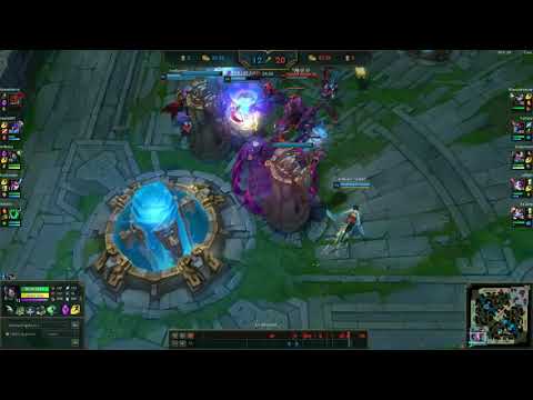 La famosa Akali de SrWaka con Ernesto Sevilla de fondo