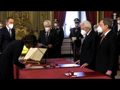 Government, Gelmini tries to pronounce the oath by heart but doesn't remember the words