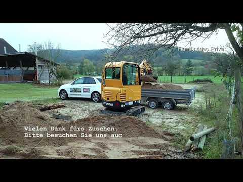 Mit Minibagger Sand auf Humbaur -Kipper auf der Baustelle verladen. Zugfahrzeug Mercedes GLE