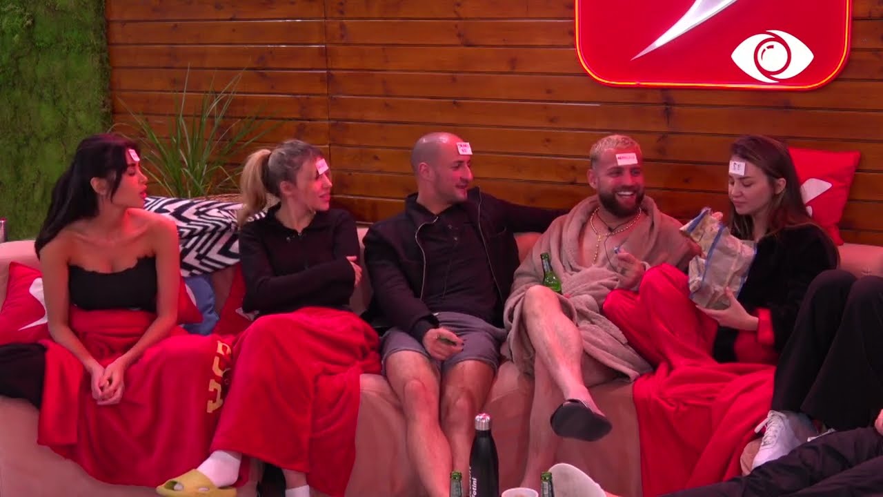 Atmosferë gazmore/ Banorët luajnë Heads Up!