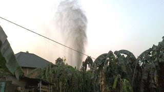 preview picture of video 'semburan mencapai 80 meter sukolilo pati'