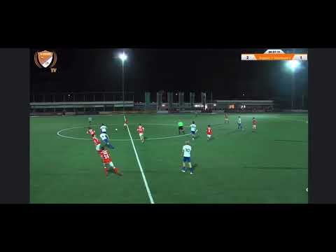 Voetballer sv Angeren Djoi van Blijderveen scoort vanaf de middenlijn