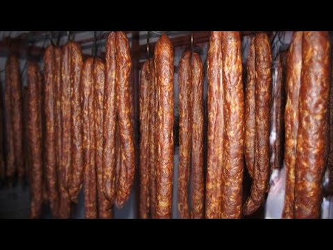 Dimljenje domacih kobasica u drvenoj pusnici(How to smoke homemade sausages in a wooden smokehouse)