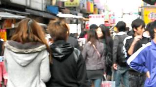 preview picture of video 'Setting up the Keelung Miaokou Night Market'