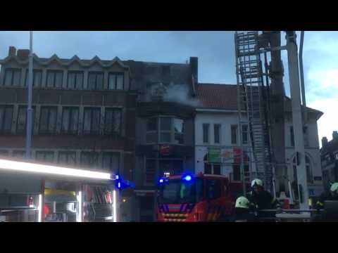 Bovenverdieping café 't Hooghuys op de markt van Tielt in lichterlaaie