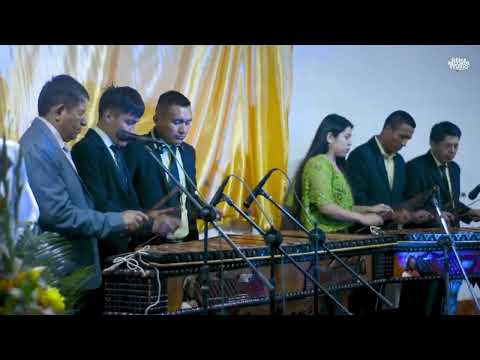 Los Cofrades salientes de la Iglesia Católica aldea Los Cipresales, Chicamán, Quiché.