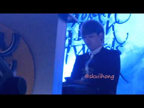 130116 GDA - Hongki playing with his phone