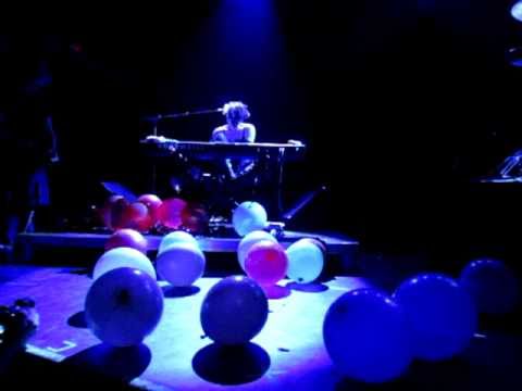 16/19 Dresden Dolls - Kicking Balloons + Sing @ 10th Bandiversary Show, Irving Plaza, NY