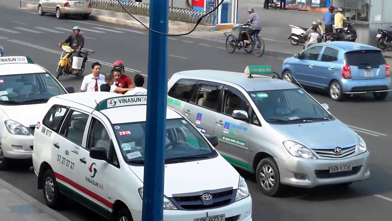 2 tài xế taxi đánh nhau như phim Nhật Bổn