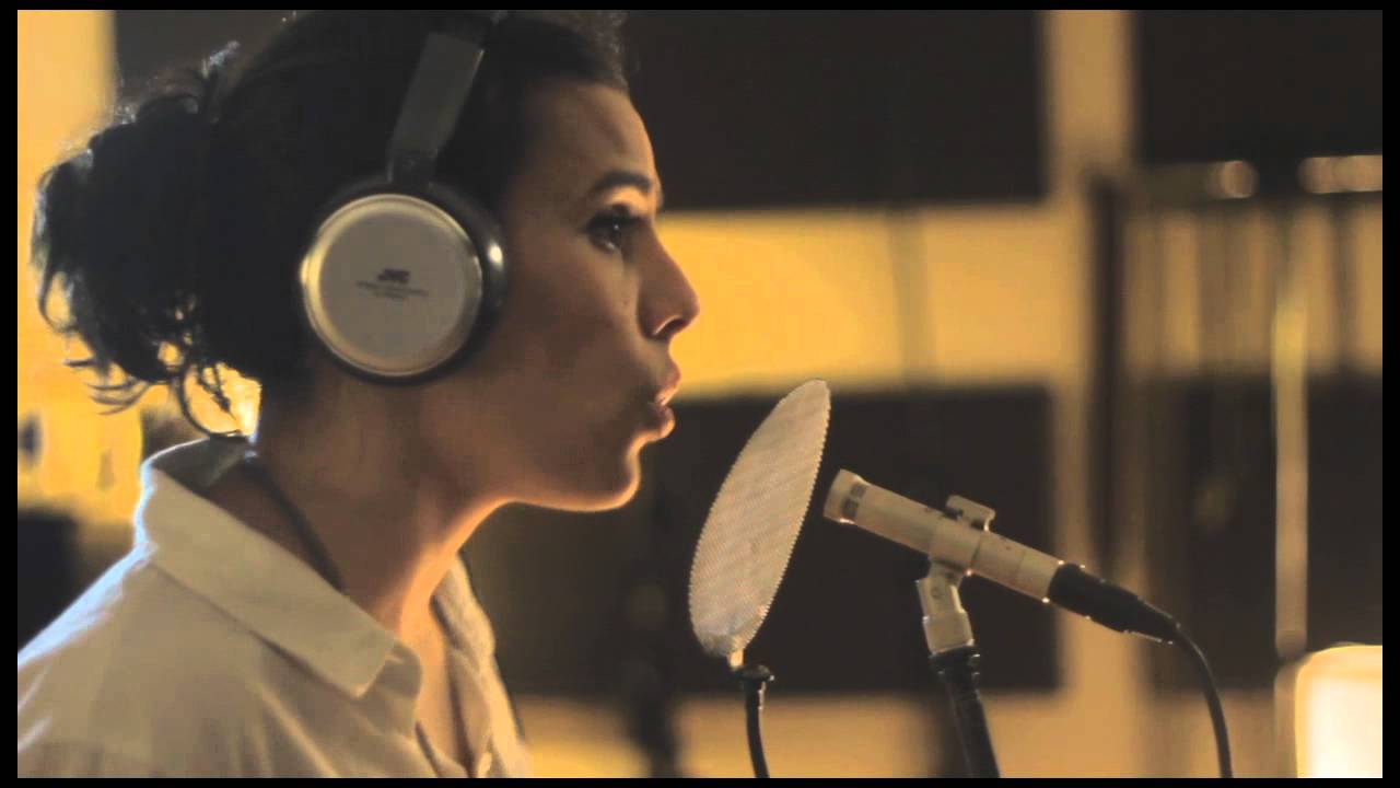 Jis Nay Bhi Aana Hai Lyrics | Dareeche | Zoe Viccaji | Zoe Viccaji