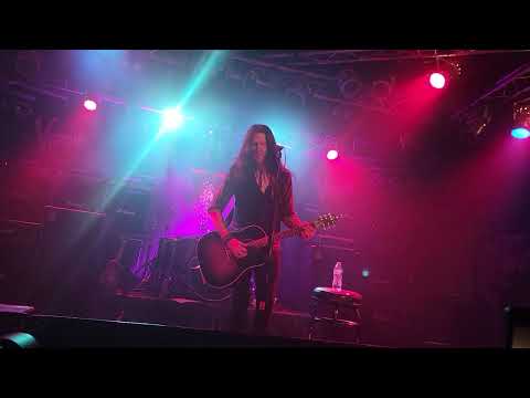 Todd Kerns Acoustic 6/4/2022 - Crowd sing along medley 1