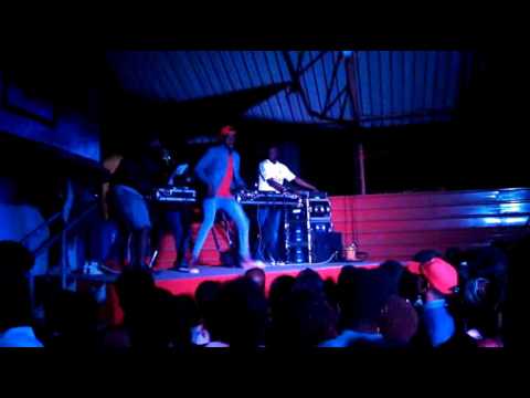 Os Make Her Dance e Os Pilukas Show na Barnabe Fashion Party