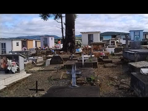 Os túmulos esquecidos do cemitério de Lebon Régis #cemitério 