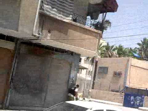 كتيبة عبدالله بن عمر يقومون بحماية مدخل مخيم درعا في مدينة درعا أثناء اقتحامه