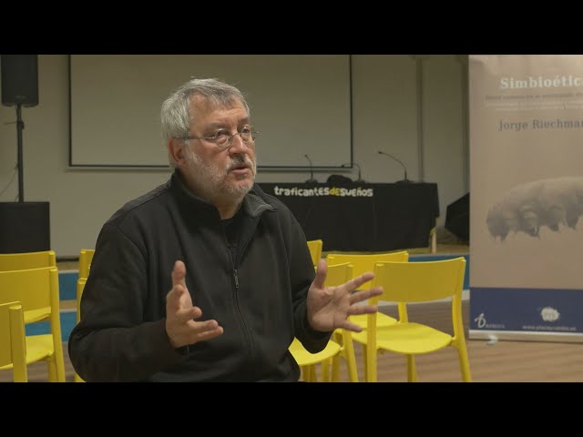 Vídeo relacionado con Un lugar que pueda habitar la abeja: entrevistas con Jorge Riechmann (DOCUMENTOS)