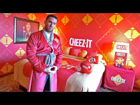 CHEEZ-IT HOTEL ROOM TOUR (ONLY FOR CHEEZIEST)