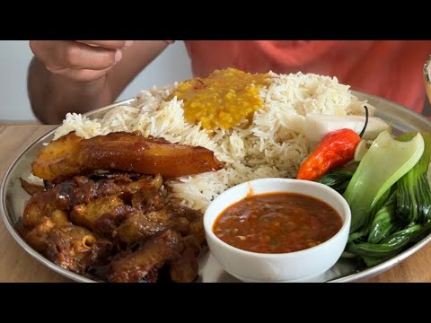 Arroz com curry de porco estilo nepalês | Gordura de barriga de porco | Lentilhas amarelas | Chutney | Saag e kingchilli | Dal