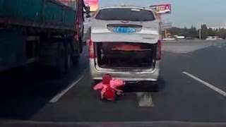 Toddler falls out of van on busy highway (Crazy video)