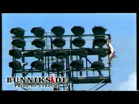 FC Utrecht Supporter in Lichtmast 1981