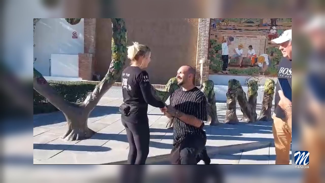 Romántica petición de mano en la plaza de La Vendimia