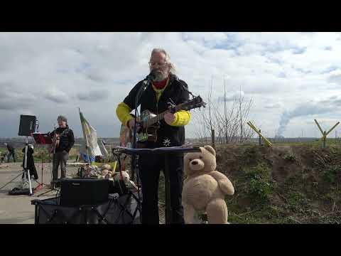 3.4.22 "Der Blaue Planet" von Gerd Schinkel gesungen in Lützerath