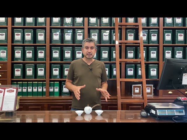 Vídeo relacionado con DUJUST Juego de 4 tazas de té y platillos (220 ml), Juego de tazas de té de lujo con adornos dorados, Tazas de café negras con soporte de metal, Juego de fiesta de té de porcelana británica - Negro