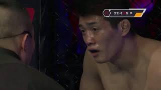 韩国三冠王对战中国金刚，开局失利被控住，还倒霉被击要害部位